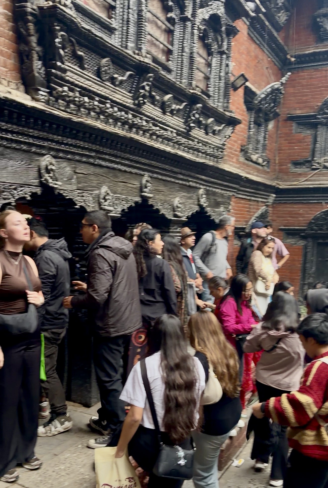 People leaving the square to avoid the rain
